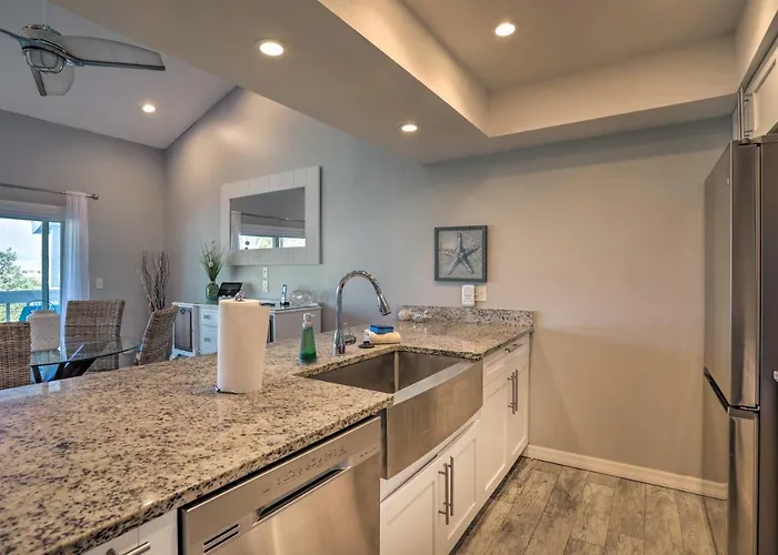 Heated Pool, Steps To Indian Shores Condo! * Clearwater Beach
